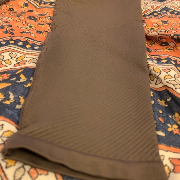 Fabletics leggings in a grayish/mauve color SZ L - Picture 2 of 9